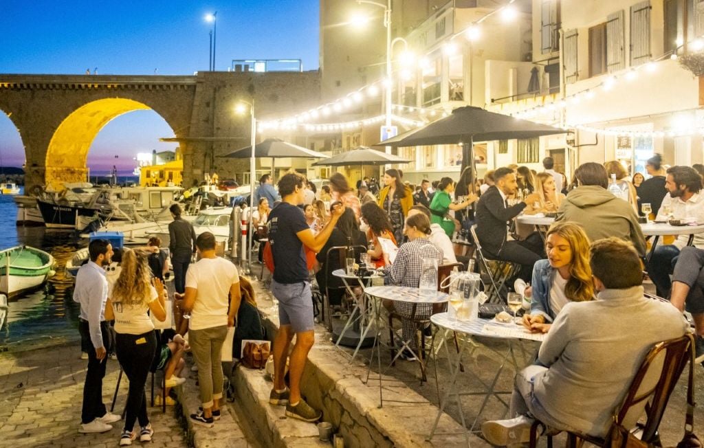 “Parecen sardinas”… Los habitantes de un pequeño puerto de Marsella luchan contra el exceso de turismo “Parecen sardinas”… Los habitantes de un pequeño puerto de Marsella luchan contra el exceso de turismo